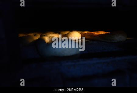 Un forno tradizionale a legna specializzato in Ka’ek al-Qds - Sesame pane in bagel. Quartiere cristiano, città vecchia di Gerusalemme. Foto Stock