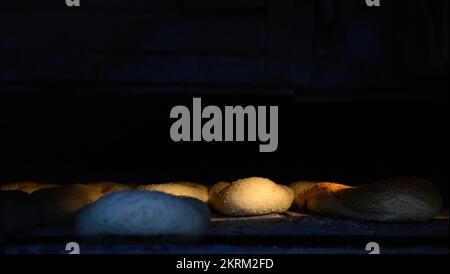 Un forno tradizionale a legna specializzato in Ka’ek al-Qds - Sesame pane in bagel. Quartiere cristiano, città vecchia di Gerusalemme. Foto Stock