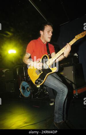 SAMUEL PRESTON, THE ORDINARY BOYS, 2004: Un giovane Samuel Preston in rosso, cantante e chitarrista dei The Ordinary Boys al Welsh Club di Cardiff, Galles, Regno Unito, il 19 ottobre 2004. Fotografia: ROB WATKINS. INFO: The Ordinary Boys sono un gruppo musicale indie rock britannico formatosi nel 2002 a Worthing. Noti per il loro suono energico e i testi socialmente consapevoli, hanno guadagnato fama con il loro album di debutto "Over the Counter Culture" e successi come "Boys Will Be Boys". Foto Stock