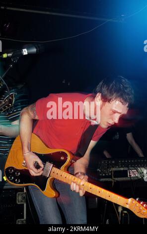 SAMUEL PRESTON, THE ORDINARY BOYS, 2004: Un giovane Samuel Preston in rosso, cantante e chitarrista dei The Ordinary Boys al Welsh Club di Cardiff, Galles, Regno Unito, il 19 ottobre 2004. Fotografia: ROB WATKINS. INFO: The Ordinary Boys sono un gruppo musicale indie rock britannico formatosi nel 2002 a Worthing. Noti per il loro suono energico e i testi socialmente consapevoli, hanno guadagnato fama con il loro album di debutto "Over the Counter Culture" e successi come "Boys Will Be Boys". Foto Stock