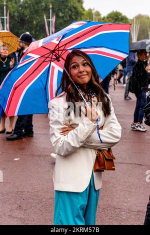 Le persone si riuniscono fuori da Buckingham Palace per pagare i loro rispetti dopo la morte della regina Elisabetta II, Londra, Regno Unito. Foto Stock