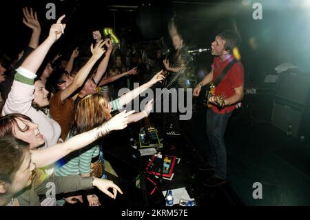 SAMUEL PRESTON, THE ORDINARY BOYS, 2004: Un giovane Samuel Preston in rosso, cantante e chitarrista dei The Ordinary Boys al Welsh Club di Cardiff, Galles, Regno Unito, il 19 ottobre 2004. Fotografia: ROB WATKINS. INFO: The Ordinary Boys sono un gruppo musicale indie rock britannico formatosi nel 2002 a Worthing. Noti per il loro suono energico e i testi socialmente consapevoli, hanno guadagnato fama con il loro album di debutto "Over the Counter Culture" e successi come "Boys Will Be Boys". Foto Stock