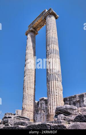 Didim, Turchia - 23 agosto 2021 Una vista dal Tempio di Apollo a Didyma o Didymaion era il quarto tempio più grande nel mondo greco antico Foto Stock