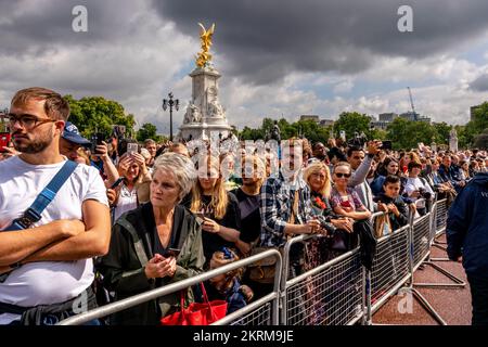 Gli inglesi aspettano fuori Buckingham Palace per l'arrivo del re Carlo III dopo la morte di sua madre Regina Elisabetta II, Londra, Regno Unito. Foto Stock