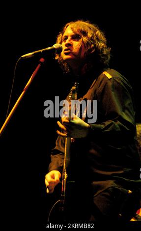 Dave McCabe, cantante e chitarrista dei THE ZUTONS, suonando come supporto REM al Millennium Stadium di Cardiff il 10 luglio 2005. Fotografia: ROB WATKINS. INFO: The Zutons, un gruppo indie rock britannico formatosi nel 2001, produsse un suono distintivo che mescolava rock, soul e funk. Il loro successo "Valerie" ha guadagnato il plauso internazionale. Album come 'Who Killed...... Gli Zuton?" hanno mostrato il loro approccio energico e sfocante di genere, contribuendo alla scena musicale indie della metà degli anni '2000. Foto Stock