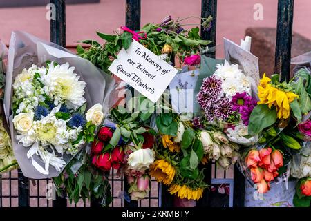 Tributi floreali fuori dai cancelli di Buckingham Palace dopo la morte della regina Elisabetta II, Londra, Regno Unito. Foto Stock