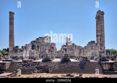 Didim, Turchia - 23 agosto 2021 Una vista dal Tempio di Apollo a Didyma o Didymaion era il quarto tempio più grande nel mondo greco antico Foto Stock