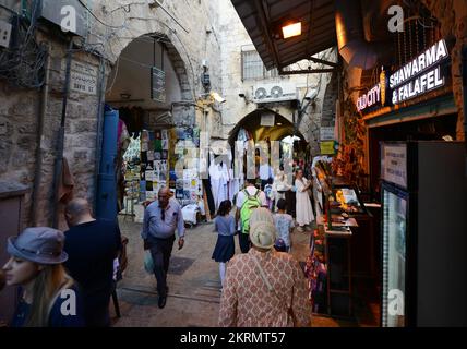 Camminando su David Street (Suk el-Bazaar Road) nella città vecchia di Gerusalemme, Israele. Foto Stock