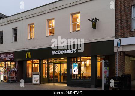 Ristorante McDonald's al crepuscolo in Market Place (in cima alla città), Basingstoke, Regno Unito. Catena di fast food classica e a lunga durata, nota per gli hamburger e le patatine fritte Foto Stock