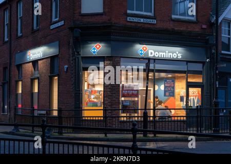 Domino's in Winton Square, Basingstoke. Domino's Pizza Group plc è un master franchise con sede nel Regno Unito della catena internazionale di consegna pizza Domino's Pizza Foto Stock