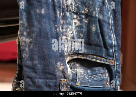 Un paio di jeans con muffa bianca che cresce su di loro a causa di umidità e condensa. Concetto: Problemi di noleggio in un appartamento del Regno Unito, scarsa ventilazione, umidità Foto Stock