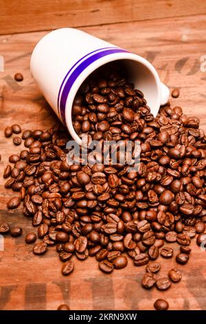 La caffeina si versa nelle tirature di una tazza di caffè espresso crudo. Arte di casa da tè vecchio stile Foto Stock