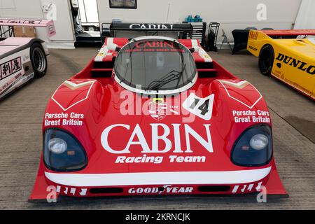 Vista frontale di Richard Lloyd Racing, Porsche 962, pilotata in epoca da Derek Bell, James Weaver e TIFF Needell, al 2022 Silverstone Classic Foto Stock