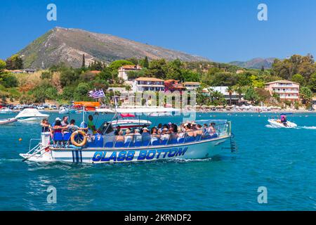 Zante, Grecia - 17 agosto 2016: Una barca da diporto con fondo di vetro con turisti naviga nella baia di Agios Sostis in una giornata estiva Foto Stock