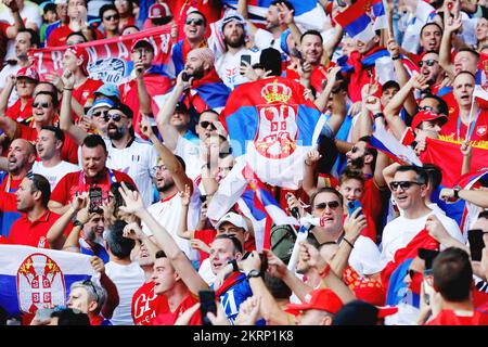 Al Wakrah, Qatar. 28th Nov 2022. Serbia tifosi Calcio : Coppa del mondo FIFA 2022 fase di gruppo Gruppo G partita tra Camerun 3-3 Serbia allo Stadio al Janoub di al Wakrah, Qatar . Credit: Mutsu Kawamori/AFLO/Alamy Live News Foto Stock