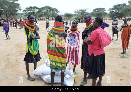 KENYA, Turkana, Lokichar, ONG distribuiscono prodotti alimentari come farina di mais, olio da cucina e sale per la popolazione turkana sofferente a causa del cambiamento climatico, siccità e carestia / KENIA, Turkana, ONG verteilt Nahrungsmittel wie Maismehl, Speiseöl, Salz an die durch die jahrelang anhaltende Dürre in not geratene Bevölkerung Foto Stock