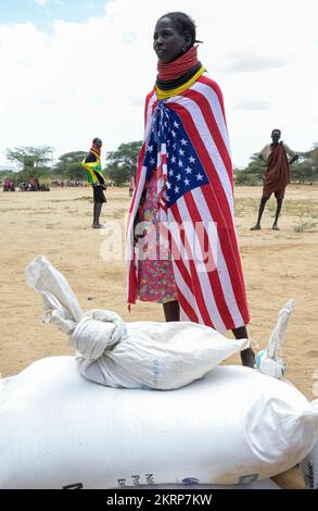 KENYA, Turkana, Lokichar, ONG distribuiscono prodotti alimentari come farina di mais, olio da cucina e sale per la popolazione turkana sofferente a causa del cambiamento climatico, siccità e carestia / KENIA, Turkana, ONG verteilt Nahrungsmittel wie Maismehl, Speiseöl, Salz an die durch die jahrelang anhaltende Dürre in not geratene Bevölkerung Foto Stock