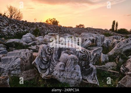 Balıkesir, Turchia - 06 ottobre 2021 Capo colonna in stile corinzio del Tempio di Adriano in (Kyzikos) Cyzicus Antica Città greca Foto Stock