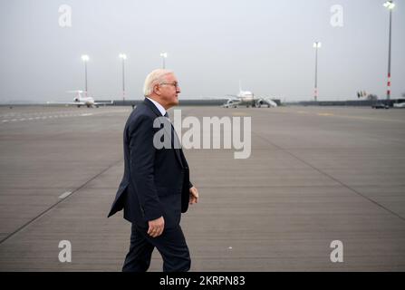 29 novembre 2022, Brandeburgo, Schönefeld: Il presidente federale Frank-Walter Steinmeier sale a bordo di un aereo della Bundeswehr Air Force presso la sezione militare dell'aeroporto di Berlino Brandeburgo per volare a Skopje (Macedonia settentrionale). Il Presidente Steinmeier si reca in visita nei paesi del nord della Macedonia e dell'Albania durante la sua gita di quattro giorni nei Balcani. Oltre alla situazione nella regione e all'impatto della guerra di aggressione russa in Ucraina, il viaggio si concentrerà sul sostegno della Germania alle prospettive di adesione dei paesi all'Unione europea. Foto: Bernd von Jutrczenka/dpa Foto Stock