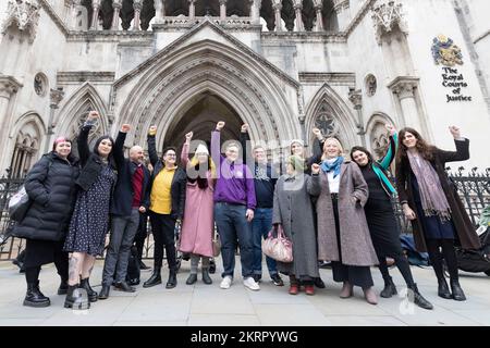 Gruppo trans Youth GENDTED Intelligence al di fuori della Royal Courts of Justice, Londra, dove un giudice dell'alta Corte sentirà un'impugnazione legale portata da due bambini, due adulti, Trans Charity GENDed Intelligence e il progetto Good Law contro il Consiglio di Commissioning NHS per l'accesso alla sanità per le persone con disforia di genere. Data immagine: Martedì 29 novembre 2022. Foto Stock