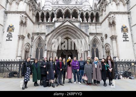 Gruppo trans Youth GENDTED Intelligence al di fuori della Royal Courts of Justice, Londra, dove un giudice dell'alta Corte sentirà un'impugnazione legale portata da due bambini, due adulti, Trans Charity GENDed Intelligence e il progetto Good Law contro il Consiglio di Commissioning NHS per l'accesso alla sanità per le persone con disforia di genere. Data immagine: Martedì 29 novembre 2022. Foto Stock
