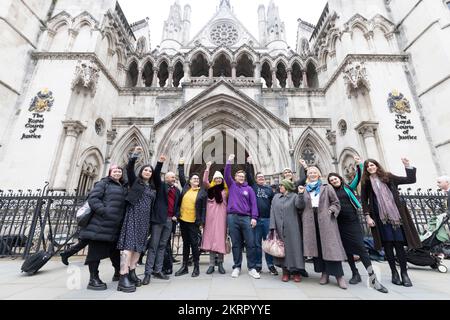 Gruppo trans Youth GENDTED Intelligence al di fuori della Royal Courts of Justice, Londra, dove un giudice dell'alta Corte sentirà un'impugnazione legale portata da due bambini, due adulti, Trans Charity GENDed Intelligence e il progetto Good Law contro il Consiglio di Commissioning NHS per l'accesso alla sanità per le persone con disforia di genere. Data immagine: Martedì 29 novembre 2022. Foto Stock