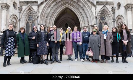 Gruppo trans Youth GENDTED Intelligence al di fuori della Royal Courts of Justice, Londra, dove un giudice dell'alta Corte sentirà un'impugnazione legale portata da due bambini, due adulti, Trans Charity GENDed Intelligence e il progetto Good Law contro il Consiglio di Commissioning NHS per l'accesso alla sanità per le persone con disforia di genere. Data immagine: Martedì 29 novembre 2022. Foto Stock