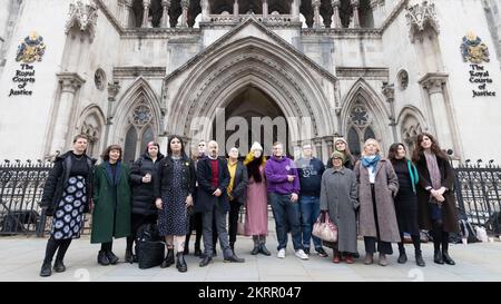 Gruppo trans Youth GENDTED Intelligence al di fuori della Royal Courts of Justice, Londra, dove un giudice dell'alta Corte sentirà un'impugnazione legale portata da due bambini, due adulti, Trans Charity GENDed Intelligence e il progetto Good Law contro il Consiglio di Commissioning NHS per l'accesso alla sanità per le persone con disforia di genere. Data immagine: Martedì 29 novembre 2022. Foto Stock