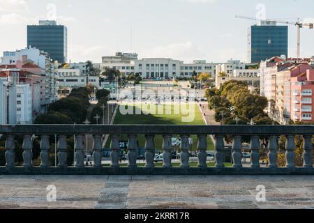 Grande campo d'erba ad Alameda a Lisbona, Portogallo con edifici residenziali Foto Stock