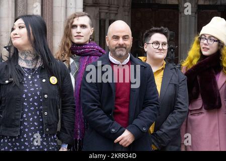 CEO di Trans Youth Group Gended Intelligence, Jay Stewart (centro) con i membri del gruppo al di fuori della Royal Courts of Justice, Londra, dove un giudice dell'alta Corte sentirà una sfida legale portata da due bambini, due adulti, Trans Charity GENDed Intelligence e il progetto Good Law contro il Consiglio di Commissioning NHS per l'accesso alla sanità per le persone con disforia di genere. Data immagine: Martedì 29 novembre 2022. Foto Stock