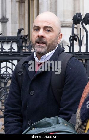 CEO di Trans Youth Group Gended Intelligence, Jay Stewart al di fuori delle Royal Courts of Justice, Londra, dove un giudice dell'alta Corte sentirà una sfida legale portata da due bambini, due adulti, Trans Charity GENDed Intelligence e il progetto Good Law contro il Consiglio di Commissioning NHS per l'accesso alla sanità per le persone con disforia di genere. Data immagine: Martedì 29 novembre 2022. Foto Stock