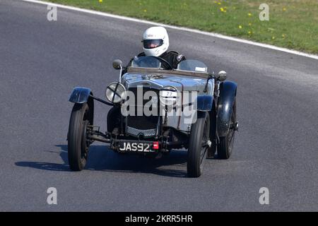 Paul Weston, Frazer Nash TT replica, Allcomers handicap Race, una gara di cinque giri con l'obiettivo di essere che tutti i veicoli indipendentemente dalle dimensioni, peso Foto Stock