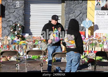 Colorado Springs, Stati Uniti. 26th Nov 2022. I pianti portano dei fiori al Club Q Memorial. Il monumento commemorativo di tiro del Club Q continua a crescere una settimana dopo che uno sparatutto di massa ha preso cinque vite e ne ha feriti diversi altri il 19 novembre in un club LGBTQ a Colorado Springs, Colorado. Credit: SOPA Images Limited/Alamy Live News Foto Stock