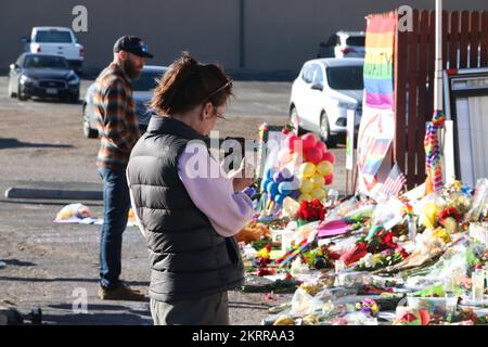 Colorado Springs, Stati Uniti. 26th Nov 2022. Una donna scatta foto al monumento commemorativo del Club Q. Il monumento commemorativo di tiro del Club Q continua a crescere una settimana dopo che uno sparatutto di massa ha preso cinque vite e ne ha feriti diversi altri il 19 novembre in un club LGBTQ a Colorado Springs, Colorado. (Foto di Brett Forrest/SOPA Images/Sipa USA) Credit: Sipa USA/Alamy Live News Foto Stock