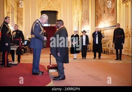 Il professor Sir Isaac Julien, artista e regista londinese, è stato fatto cavaliere di Bachelor da re Carlo III al Castello di Windsor. Il premio è stato per i servizi alla diversità e l'inclusione nell'arte Data immagine: Martedì 29 novembre 2022. Foto Stock