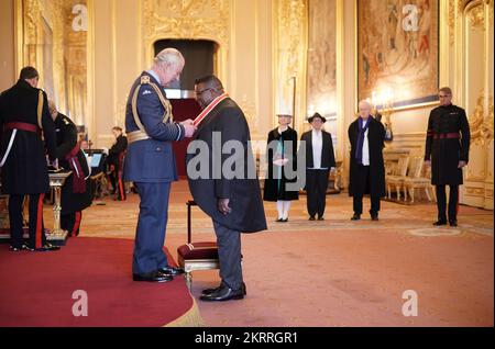 Il professor Sir Isaac Julien, artista e regista londinese, è stato fatto cavaliere di Bachelor da re Carlo III al Castello di Windsor. Il premio è stato per i servizi alla diversità e l'inclusione nell'arte Data immagine: Martedì 29 novembre 2022. Foto Stock