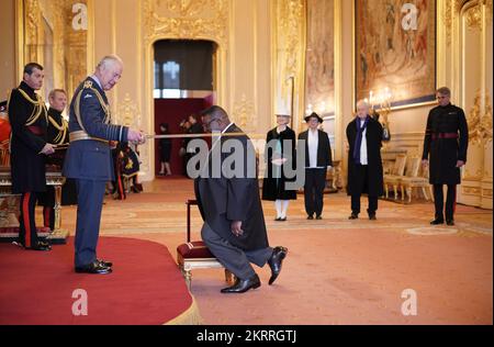 Il professor Sir Isaac Julien, artista e regista londinese, è stato fatto cavaliere di Bachelor da re Carlo III al Castello di Windsor. Il premio è stato per i servizi alla diversità e l'inclusione nell'arte Data immagine: Martedì 29 novembre 2022. Foto Stock