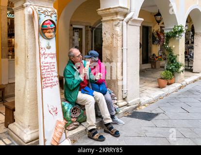 La città vecchia di Corfù, due persone sedute a mangiare gelato fuori Hansel & Gretel Ice Cream Parlour Foto Stock