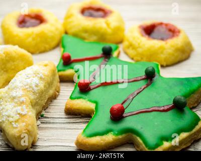 Biscotti appena sfornati all'albero di Natale e cressents alla vaniglia Foto Stock