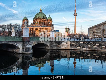 Berlino, Mitte, Ponte Schloss con sculture in marmo, cupola della Cattedrale di Berlino e Torre della Televisione, Vista Urbana Foto Stock