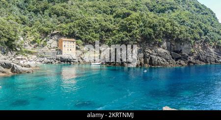 Vista panoramica sulla baia di San Fruttuoso a Portofino con acqua turchese Foto Stock