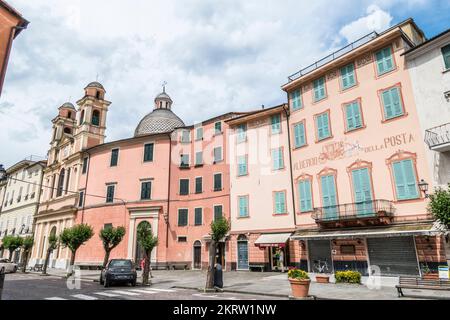 Varese Ligure, Italia - 07/01/2020: Bella casa con facciata colorata a Varese Ligure Foto Stock