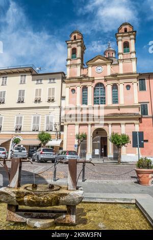 Varese Ligure, Italia - 07/01/2020: Bella chiesa e fontana Foto Stock