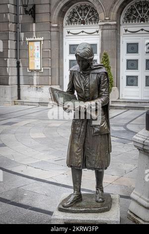 OVIEDO, SPAGNA-10 AGOSTO 2021: Scultura Esperanza cinando (scultore: Julio Lopez Hernandez) Foto Stock