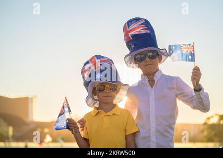 Due bambini australiani celebrano l'Australia Day nella città di Adelaide Foto Stock