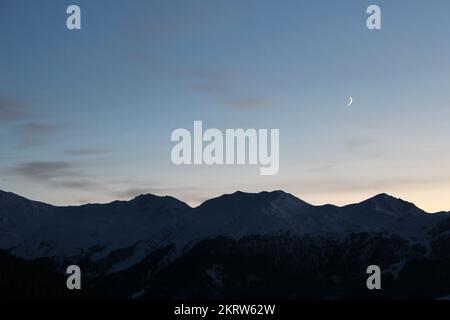 le alpi europee coperte di neve gettano in ombra al crepuscolo con il cielo a gradiente meraviglioso sopra per lo spazio di copia. Carta da parati o salvaschermo montagnosi Foto Stock