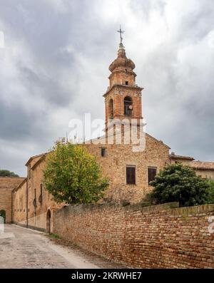 Santuario del Beato Sante nei pressi di Monbaroccio, piccolo borgo fortificato della provincia di Pesaro e Urbino nelle Marche Foto Stock