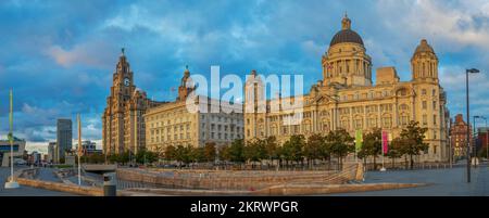 Liverpool, Inghilterra. La parte delle tre grazie di Liverpool Maritime Mercantile City. Sulla sinistra si trova il Royal Liver Building, al centro c'è il Cunard Foto Stock