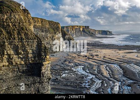 L'inizio della spiaggia e scogliere lungo la costa patrimonio Glamorgan a bassa marea. Foto Stock