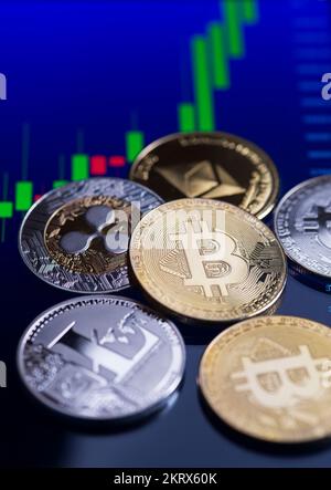 Bitcoin e concetto di investimento di criptovaluta. Bitcoin altcoin monete criptovalute. Negoziazione sullo scambio di criptovalute. Grafici di aumento di bitcoin. Foto Stock